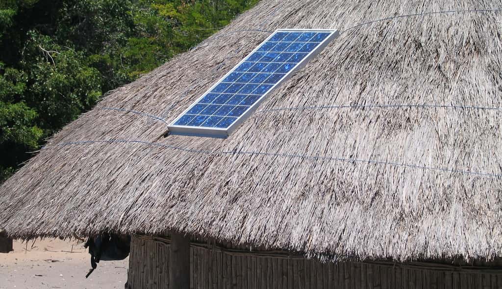 Les panneaux solaires peuvent être installés sur les toits des habitations. © cotrim, Pixabay, CC0 Creative Commons